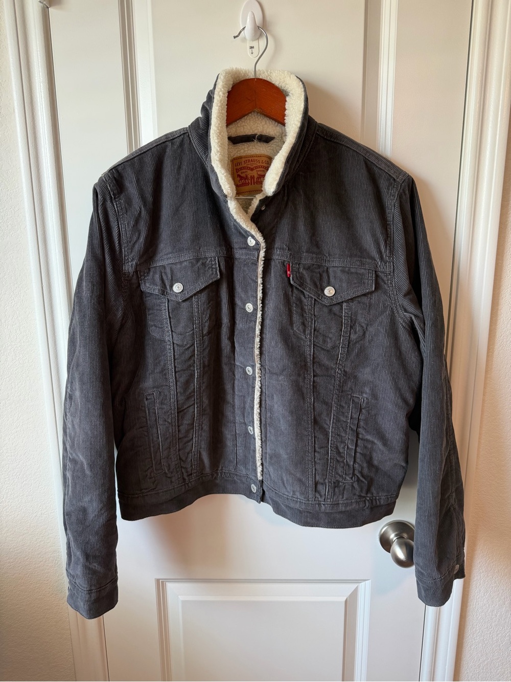⚡️Levi's Women's Sherpa-Lined Trucker Jacket - Charcoal with Cream Collar - Picture 3 of 7